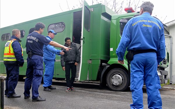 Taxival és vonattal is próbálkoztak a határsértők