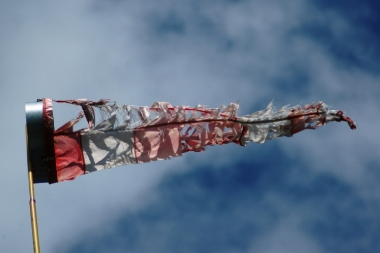 Az erős szél miatt fokozott figyelem tanácsolt az utakon közlekedőknek