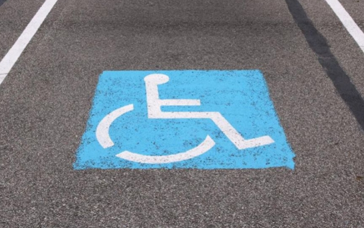 Jogosulatlanul használta a mozgáskorlátozott igazolványt