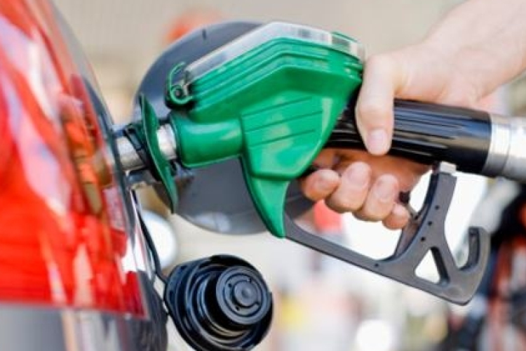 Újabb üzemanyagár-csökkenés, 400 forint alatt lesz a benzin átlagára