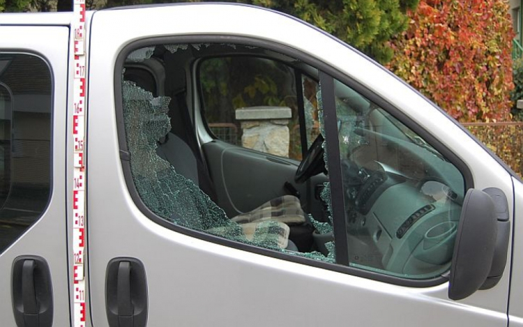 Gépkocsikat tört fel