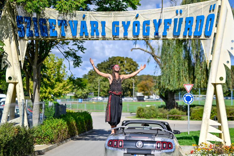 Varga Viktor a Szigetvári Gyógyfürdőben: ahol a művészet és a regenerálódás találkozik