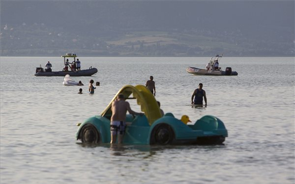 Világháborús gránátot találtak a Balatonban, elszállították a tűzszerészek