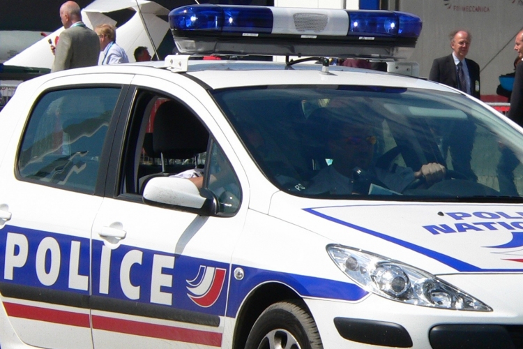 Meglőtt egy francia katona egy rátámadó késes, Allahu akbar-t kiabáló férfit Párizsban