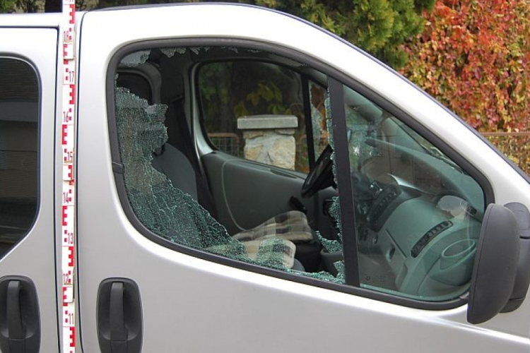 Gépkocsikat tört fel