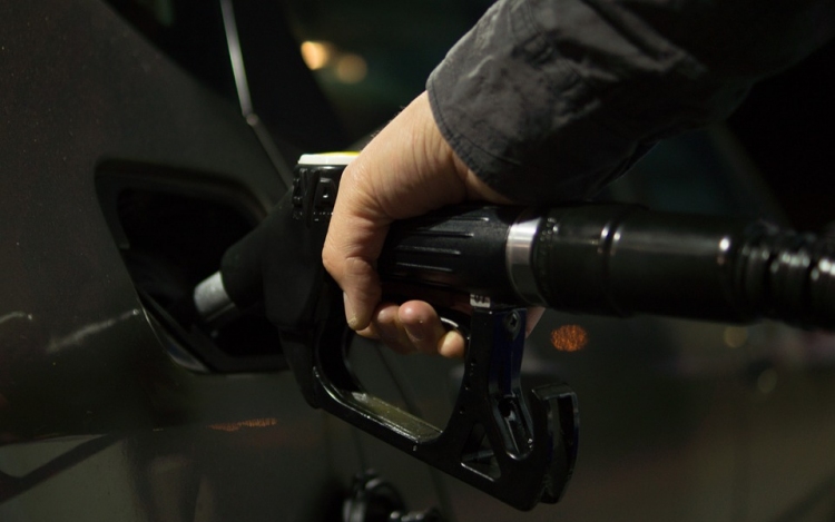 Csökken a benzin és a gázolaj ára szerdán