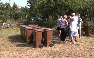 Barna kukákat osztottak