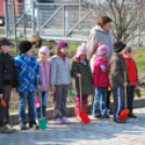 Faültetés óvodásokkal (Fotó: Nagy Mária)