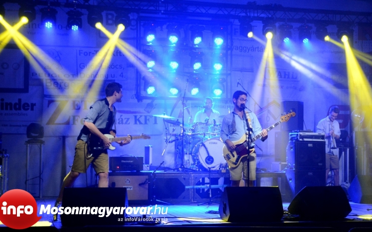 Lóci játszik zenekar Mosonmagyaróváron