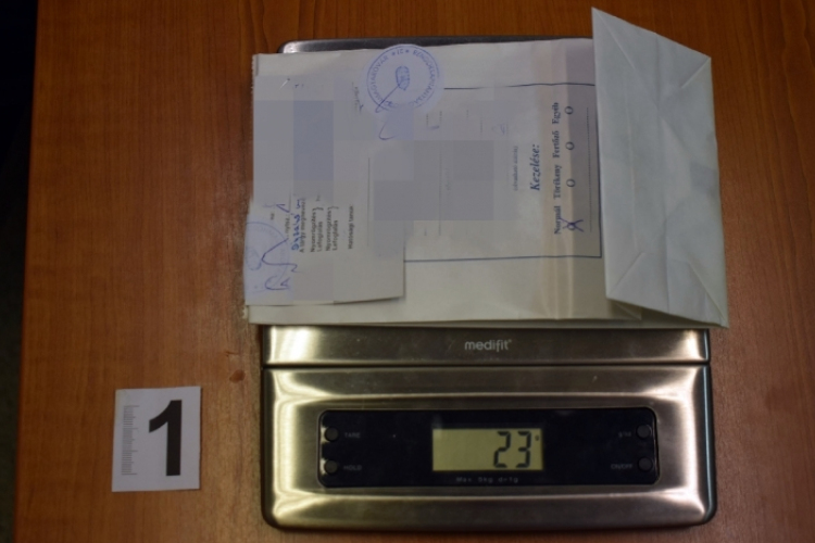 KÁBÍTÓSZERGYANÚS ANYAG AZ AUTÓBAN 