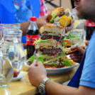 Hamburgerervő verseny az Englernél (Fotó: Patács Judit)