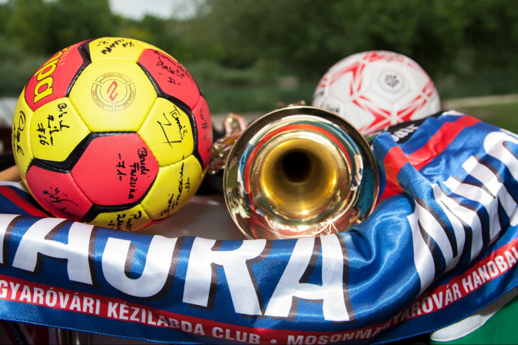 Régi/új vezetőség a Mosonmagyaróvári Kézilabda Szurkolók Egyesület élén