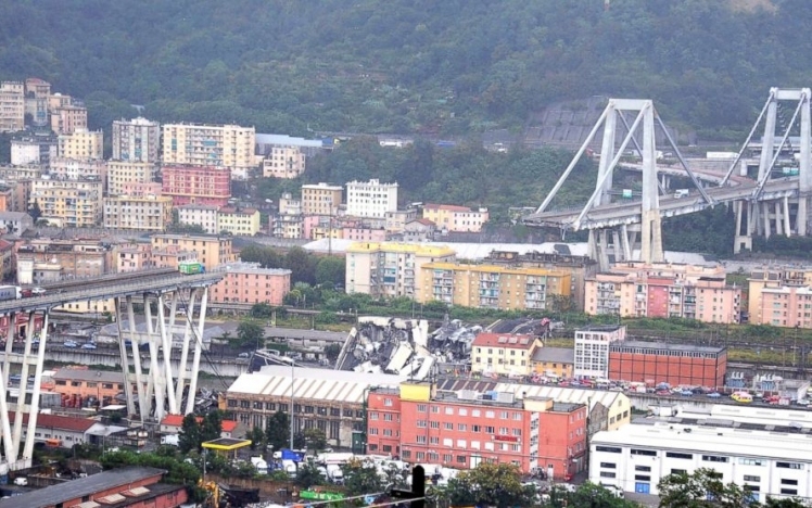 Felrobbantották a tavaly leomlott genovai híd csonka pilléreit