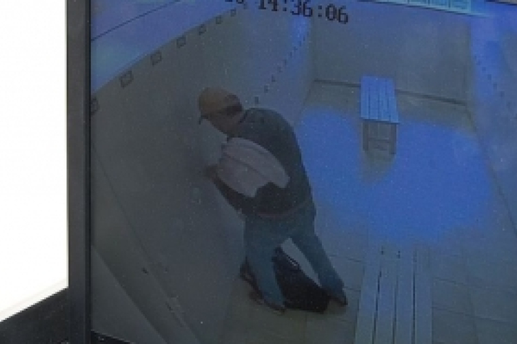 Öltözőszekrényekből lopott