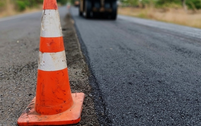 Hétfőtől forgalomkorlátozás lesz a 10-es főúton felújítás miatt