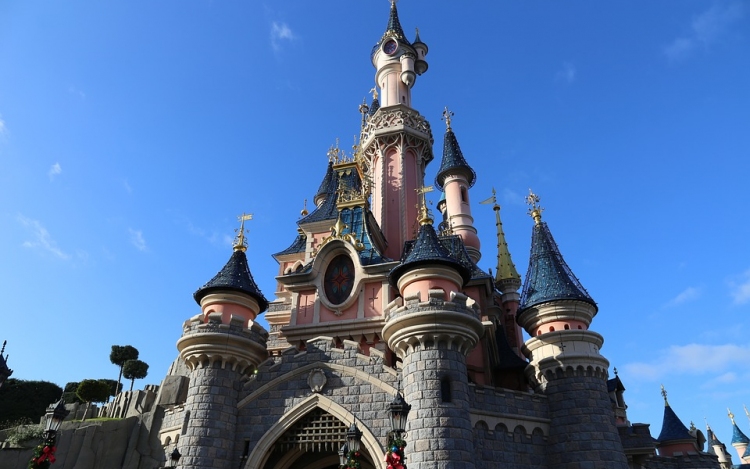 New Yorkban rendkívüli állapotot hirdettek ki, Kaliforniában bezárt Disneyland