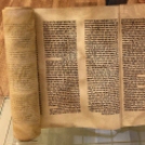 Zsidó kéziratok és szertartási tárgyak – a jeruzsálemi Israel Museum kiállítása (Fotó: Stipkovits Veronika)