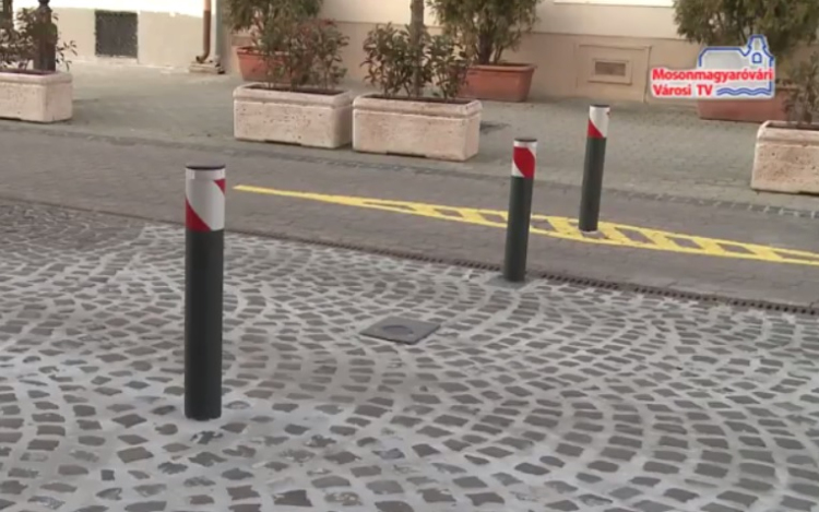 Süllyedő oszlopok a Magyar utcán