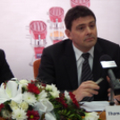 Az első támogatási szerződés a mosonmagyaróvári Sportcsarnokhoz