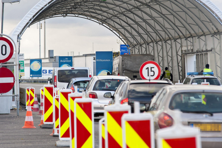 Mától szigorít Ausztria - fennakadások a határon