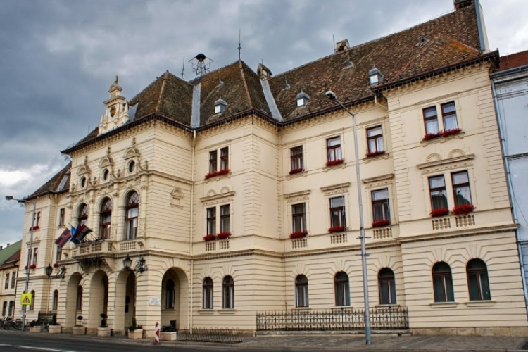 Elkezdődött a városháza felújítása