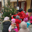 Karácsonyfát díszítettek az óvodások (Fotó: Nagy Mária)