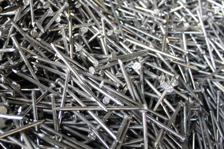  Kiszemeltje visszautasította, bosszúból szeget szórt az úttestre