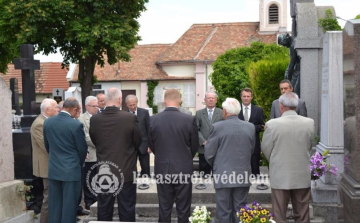 Megemlékezés a néhai igazgatóról 