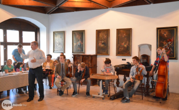 Puhab-bált tartottak a Cselley-házban