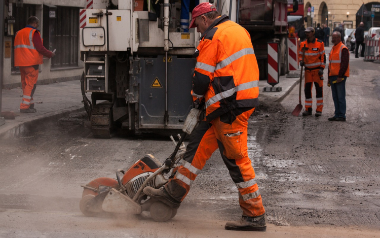 Útépítés miatt útlezárásra kell számítani a Szegfű utcában