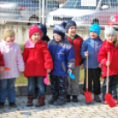 Faültetés óvodásokkal (Fotó: Nagy Mária)