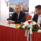 Az első támogatási szerződés a mosonmagyaróvári Sportcsarnokhoz