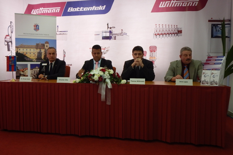 Az első támogatási szerződés a mosonmagyaróvári Sportcsarnokhoz