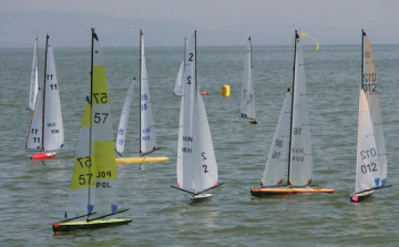 Vitorláshajó modellek versenye a Báger-tavon