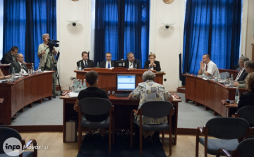 Üléseztek a képviselők