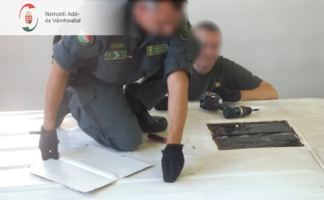 Húszmillió forint értékű cigarettát találtak a tetőbe rejtve - Videó!