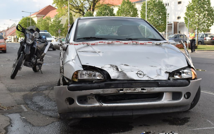 Nem adta meg az elsőbbséget, elütötte a motorost