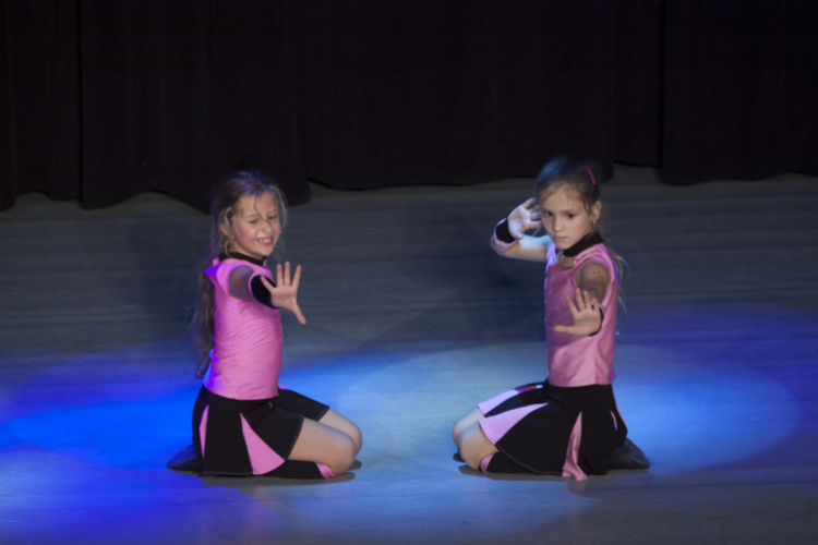 Jótékonysági műsor a Fehér Ló táncos kiscsoportjainak javára.