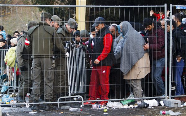 Illegális bevándorlás - magyar rendőrök segítenek Szlovéniában