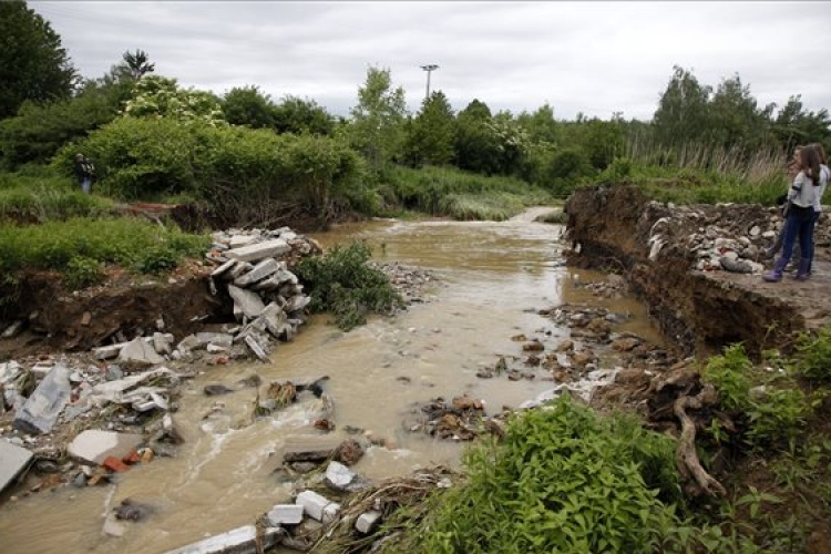 Árvíz - Átvágtak egy utat Kőszegen a Gyöngyös áradása miatt