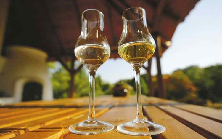 Az otthoni pálinkafőzéshez párlat adójegy szükséges