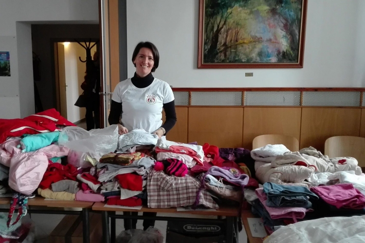 Ingyenes ruhaosztást tartott hétvégén a PÉLDA Egyesület a Szigetközi Gyermekekért