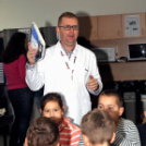 Kőrisfacsemetéket ültettek a diákok a Nolato Magyarország Kft telephelyén