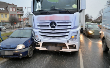 Figyelmetlen sávváltás okozott balesetet