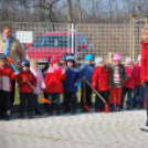 Faültetés óvodásokkal (Fotó: Nagy Mária)
