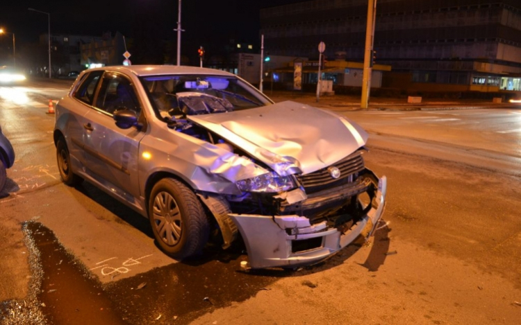 Két személyautó ütközött az óvári rendőrség szomszédságában