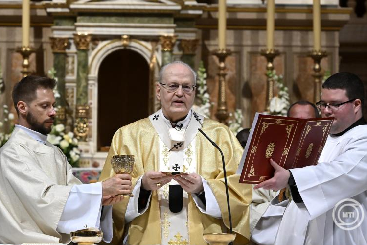 Erdő Péter: a keresztény ember feladata meglátni és megmutatni a feltámadás fényét a zavaros, félelemmel teli világban