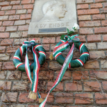 Költészet napi megemlékezés az Ady Endre domborműnél (Fotó: Horváth Attila)