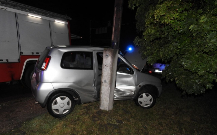 Villanyoszlopnak hajtott egy személygépkocsi