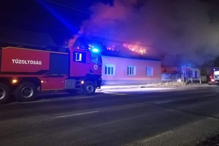 Leégett egy családi ház tetőszerkezete Hegyeshalomban - Képekkel